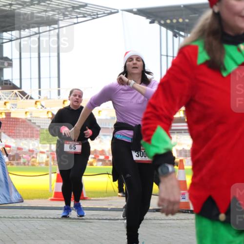 08.12.2024 - St. Pauli X-Mass-Run No. 14 H.Heesch http://msf.ph/oto/7492779 08.12.2024 10:06:22 Ziel 175, 1068, 1243, 2306, 2308, 2344, 2474, 3115, 3118, 3184, 40, 65, 175, 1068, 1232, 3006 meine-sportfotos.de