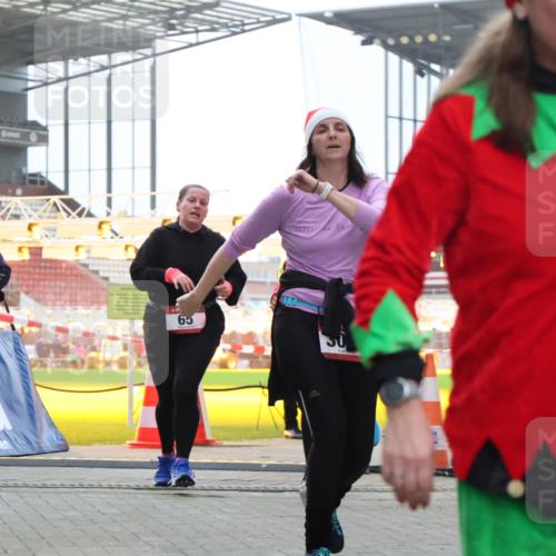 08.12.2024 - St. Pauli X-Mass-Run No. 14 H.Heesch http://msf.ph/oto/7492789 08.12.2024 10:06:22 Ziel 175, 1068, 1243, 2306, 2308, 2344, 2474, 3115, 3118, 3184, 40, 65, 175, 1068, 1232, 3006 meine-sportfotos.de