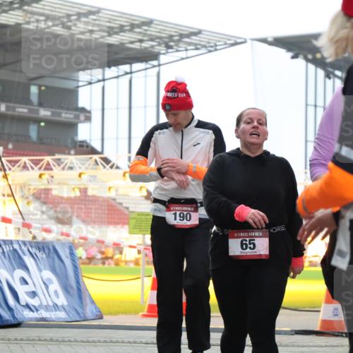 08.12.2024 - St. Pauli X-Mass-Run No. 14 H.Heesch http://msf.ph/oto/7492870 08.12.2024 10:06:25 Ziel 65, 175, 1068, 1243, 2474, 3006, 3115, 3118, 3184, 40, 65, 1013, 1232, 1563, 3006 meine-sportfotos.de