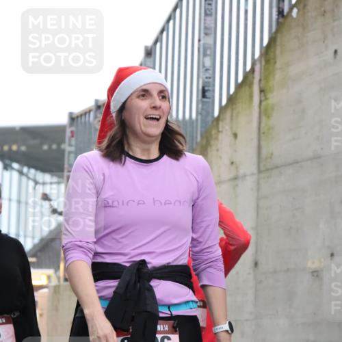08.12.2024 - St. Pauli X-Mass-Run No. 14 H.Heesch http://msf.ph/oto/7492905 08.12.2024 10:06:26 Ziel 65, 175, 1068, 1243, 2474, 3006, 3115, 3184, 40, 65, 1013, 1016, 1232, 1563, 3006 meine-sportfotos.de
