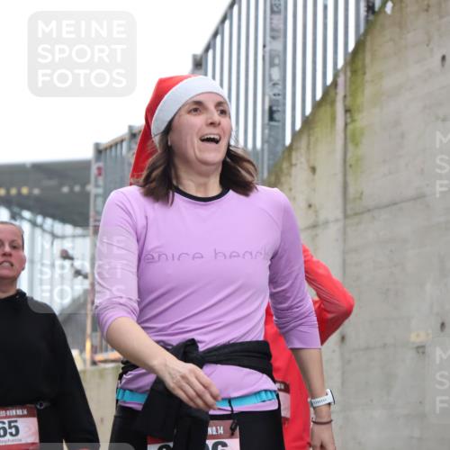 08.12.2024 - St. Pauli X-Mass-Run No. 14 H.Heesch http://msf.ph/oto/7492917 08.12.2024 10:06:26 Ziel 65, 175, 1068, 1243, 2474, 3006, 3115, 3184, 40, 65, 1013, 1016, 1232, 1563, 3006 meine-sportfotos.de