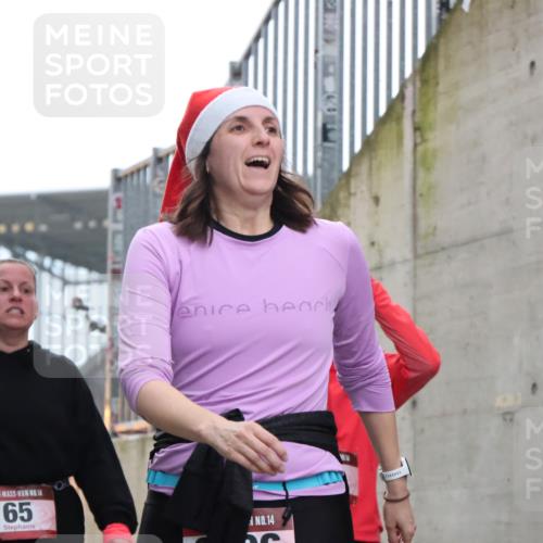 08.12.2024 - St. Pauli X-Mass-Run No. 14 H.Heesch http://msf.ph/oto/7492922 08.12.2024 10:06:26 Ziel 65, 175, 1068, 1243, 2474, 3006, 3115, 3184, 40, 65, 1013, 1016, 1232, 1563, 3006 meine-sportfotos.de