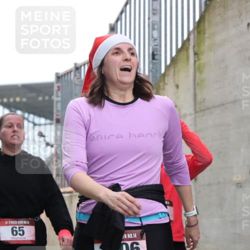 08.12.2024 - St. Pauli X-Mass-Run No. 14 H.Heesch http://msf.ph/oto/7492929 08.12.2024 10:06:26 Ziel 65, 175, 1068, 1243, 2474, 3006, 3115, 3184, 40, 65, 1013, 1016, 1232, 1563, 3006 meine-sportfotos.de