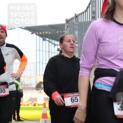 08.12.2024 - St. Pauli X-Mass-Run No. 14 H.Heesch http://msf.ph/oto/7492951 08.12.2024 10:06:27 Ziel 65, 175, 1068, 1232, 1243, 2474, 3006, 3115, 3184, 40, 65, 696, 1013, 1016, 1232, 1563, 3006 meine-sportfotos.de