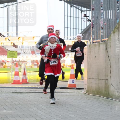 08.12.2024 - St. Pauli X-Mass-Run No. 14 H.Heesch http://msf.ph/oto/7492960 08.12.2024 09:58:30 Ziel 1532, 1789, 2872, 2934, 2943, 2944, 3092, 3171, 55, 880, 1075, 1080, 1396, 1397, 2872 meine-sportfotos.de