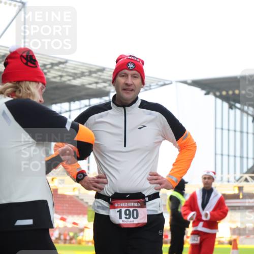08.12.2024 - St. Pauli X-Mass-Run No. 14 H.Heesch http://msf.ph/oto/7492989 08.12.2024 10:06:28 Ziel 65, 175, 1068, 1232, 1243, 2474, 3006, 3184, 40, 696, 1013, 1016, 1232, 1563 meine-sportfotos.de