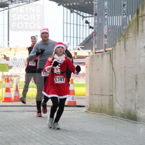 08.12.2024 - St. Pauli X-Mass-Run No. 14 H.Heesch http://msf.ph/oto/7493011 08.12.2024 09:58:31 Ziel 1789, 2872, 2934, 2943, 2944, 3092, 3171, 55, 880, 1075, 1080, 1396, 1397, 2872 meine-sportfotos.de