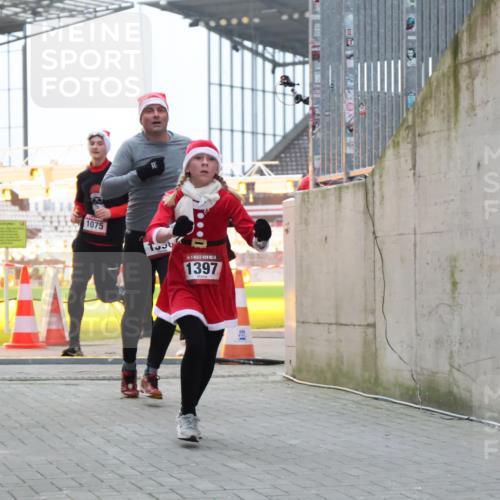 08.12.2024 - St. Pauli X-Mass-Run No. 14 H.Heesch http://msf.ph/oto/7493022 08.12.2024 09:58:31 Ziel 1789, 2872, 2934, 2943, 2944, 3092, 3171, 55, 880, 1075, 1080, 1396, 1397, 2872 meine-sportfotos.de