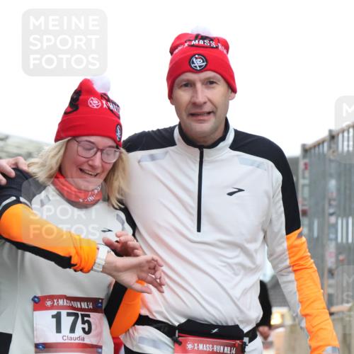 08.12.2024 - St. Pauli X-Mass-Run No. 14 H.Heesch http://msf.ph/oto/7493057 08.12.2024 10:06:31 Ziel 40, 65, 175, 1068, 1232, 2474, 3006, 40, 696, 1013, 1016, 1563, 2894 meine-sportfotos.de
