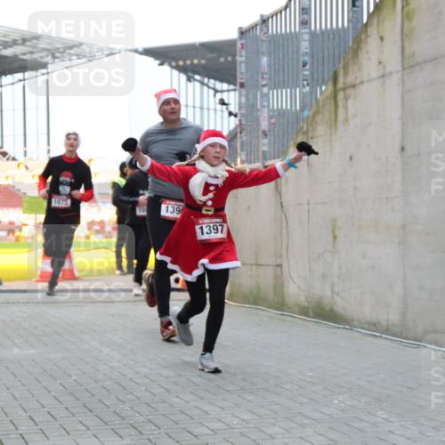 08.12.2024 - St. Pauli X-Mass-Run No. 14 H.Heesch http://msf.ph/oto/7493071 08.12.2024 09:58:31 Ziel 1789, 2872, 2934, 2943, 2944, 3092, 3171, 55, 880, 1075, 1080, 1396, 1397, 2872 meine-sportfotos.de