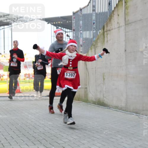 08.12.2024 - St. Pauli X-Mass-Run No. 14 H.Heesch http://msf.ph/oto/7493096 08.12.2024 09:58:32 Ziel 1396, 1397, 1789, 2872, 2934, 2943, 2944, 3092, 3171, 55, 880, 1075, 1080, 1396, 1397 meine-sportfotos.de
