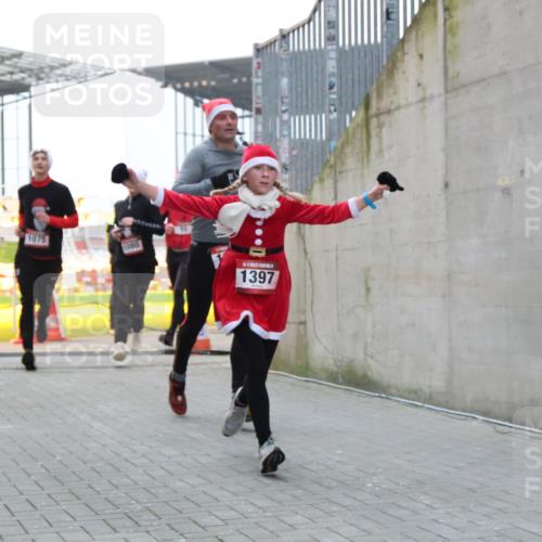 08.12.2024 - St. Pauli X-Mass-Run No. 14 H.Heesch http://msf.ph/oto/7493103 08.12.2024 09:58:32 Ziel 1396, 1397, 1789, 2872, 2934, 2943, 2944, 3092, 3171, 55, 880, 1075, 1080, 1396, 1397 meine-sportfotos.de