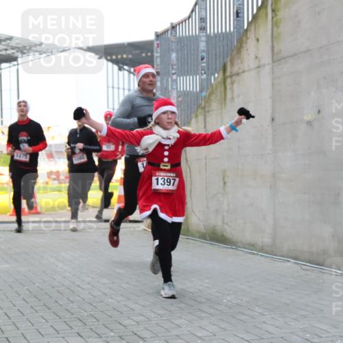 08.12.2024 - St. Pauli X-Mass-Run No. 14 H.Heesch http://msf.ph/oto/7493110 08.12.2024 09:58:32 Ziel 1396, 1397, 1789, 2872, 2934, 2943, 2944, 3092, 3171, 55, 880, 1075, 1080, 1396, 1397 meine-sportfotos.de