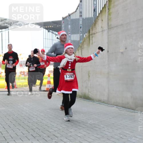 08.12.2024 - St. Pauli X-Mass-Run No. 14 H.Heesch http://msf.ph/oto/7493118 08.12.2024 09:58:32 Ziel 1396, 1397, 1789, 2872, 2934, 2943, 2944, 3092, 3171, 55, 880, 1075, 1080, 1396, 1397 meine-sportfotos.de