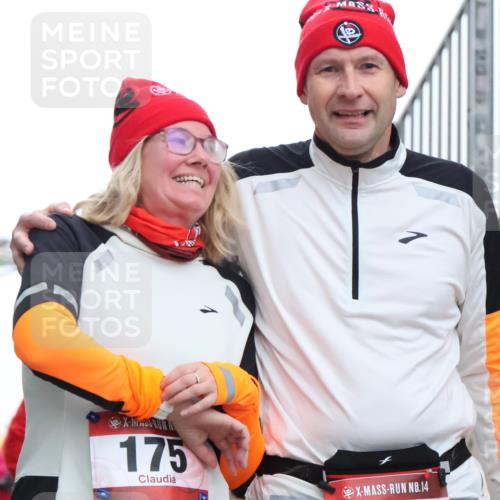 08.12.2024 - St. Pauli X-Mass-Run No. 14 H.Heesch http://msf.ph/oto/7493127 08.12.2024 10:06:32 Ziel 40, 65, 175, 1068, 1232, 2474, 3006, 696, 1013, 1016, 1563, 2894 meine-sportfotos.de