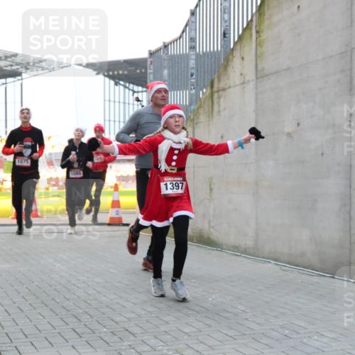08.12.2024 - St. Pauli X-Mass-Run No. 14 H.Heesch http://msf.ph/oto/7493128 08.12.2024 09:58:32 Ziel 1396, 1397, 1789, 2872, 2934, 2943, 2944, 3092, 3171, 55, 880, 1075, 1080, 1396, 1397 meine-sportfotos.de