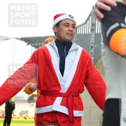 08.12.2024 - St. Pauli X-Mass-Run No. 14 H.Heesch http://msf.ph/oto/7493133 08.12.2024 10:06:33 Ziel 40, 65, 175, 1013, 1068, 1232, 1563, 3006, 696, 1013, 1016, 1563, 2894 meine-sportfotos.de