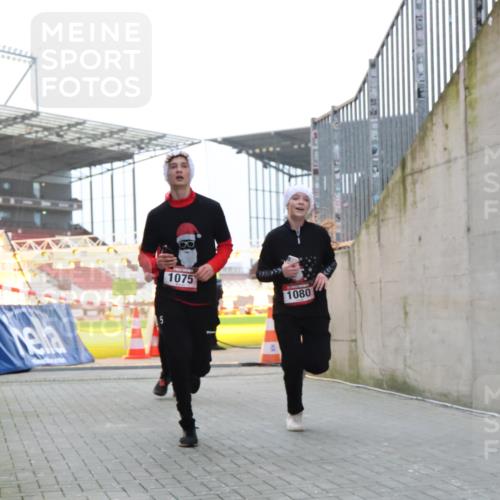 08.12.2024 - St. Pauli X-Mass-Run No. 14 H.Heesch http://msf.ph/oto/7493170 08.12.2024 09:58:33 Ziel 1396, 1397, 1789, 2872, 2934, 2943, 2944, 3092, 3171, 55, 880, 1075, 1080, 1396, 1397 meine-sportfotos.de