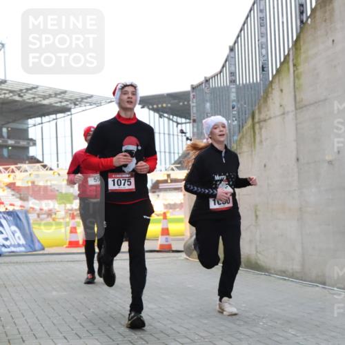 08.12.2024 - St. Pauli X-Mass-Run No. 14 H.Heesch http://msf.ph/oto/7493208 08.12.2024 09:58:34 Ziel 1075, 1080, 1396, 1397, 1789, 2872, 2934, 2943, 2944, 3171, 55, 880, 1075, 1080, 1396, 1397 meine-sportfotos.de