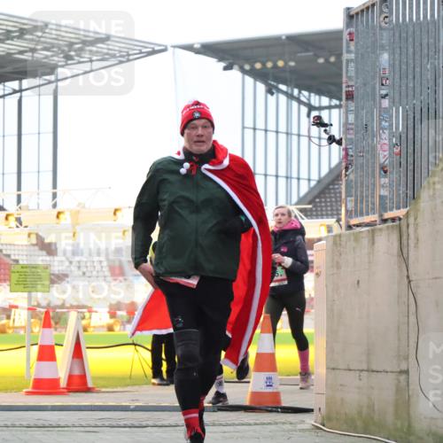 08.12.2024 - St. Pauli X-Mass-Run No. 14 H.Heesch http://msf.ph/oto/7493288 08.12.2024 10:06:45 Ziel 696, 1013, 1016, 1563, 2894, 78, 529, 3257, 3259 meine-sportfotos.de