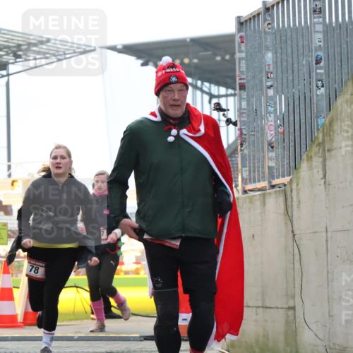 08.12.2024 - St. Pauli X-Mass-Run No. 14 H.Heesch http://msf.ph/oto/7493334 08.12.2024 10:06:46 Ziel 696, 1013, 1016, 1563, 2894, 78, 529, 3257, 3259 meine-sportfotos.de