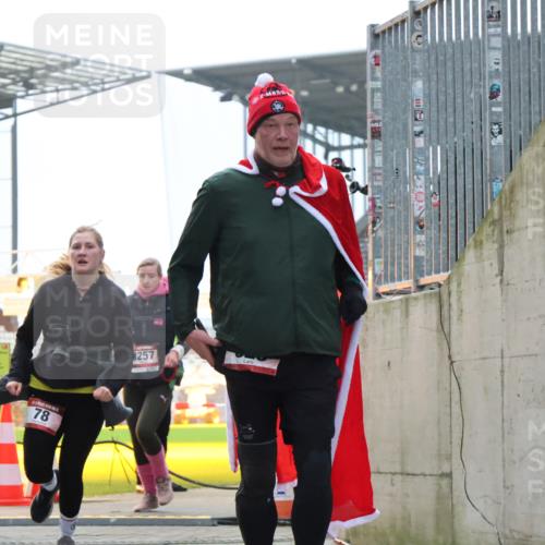 08.12.2024 - St. Pauli X-Mass-Run No. 14 H.Heesch http://msf.ph/oto/7493341 08.12.2024 10:06:46 Ziel 696, 1013, 1016, 1563, 2894, 78, 529, 3257, 3259 meine-sportfotos.de