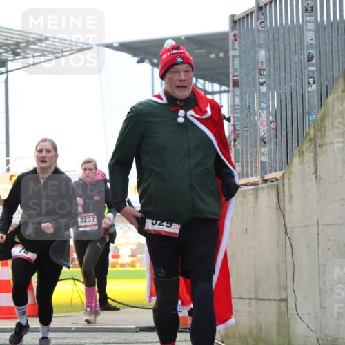 08.12.2024 - St. Pauli X-Mass-Run No. 14 H.Heesch http://msf.ph/oto/7493348 08.12.2024 10:06:46 Ziel 696, 1013, 1016, 1563, 2894, 78, 529, 3257, 3259 meine-sportfotos.de