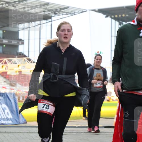 08.12.2024 - St. Pauli X-Mass-Run No. 14 H.Heesch http://msf.ph/oto/7493368 08.12.2024 10:06:47 Ziel 78, 696, 1013, 1016, 1563, 2894, 78, 529, 3257, 3259 meine-sportfotos.de
