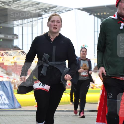 08.12.2024 - St. Pauli X-Mass-Run No. 14 H.Heesch http://msf.ph/oto/7493378 08.12.2024 10:06:47 Ziel 78, 696, 1013, 1016, 1563, 2894, 78, 529, 3257, 3259 meine-sportfotos.de