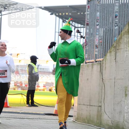 08.12.2024 - St. Pauli X-Mass-Run No. 14 H.Heesch http://msf.ph/oto/7493478 08.12.2024 10:06:53 Ziel 78, 529, 3257, 3259, 621, 698, 795, 885, 890, 1424, 3259 meine-sportfotos.de
