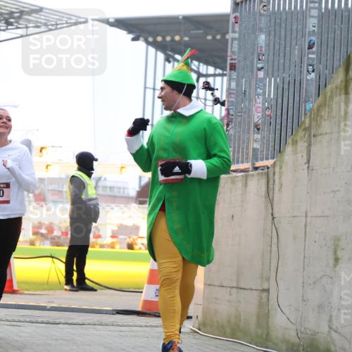 08.12.2024 - St. Pauli X-Mass-Run No. 14 H.Heesch http://msf.ph/oto/7493485 08.12.2024 10:06:53 Ziel 78, 529, 3257, 3259, 621, 698, 795, 885, 890, 1424, 3259 meine-sportfotos.de