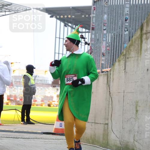 08.12.2024 - St. Pauli X-Mass-Run No. 14 H.Heesch http://msf.ph/oto/7493498 08.12.2024 10:06:53 Ziel 78, 529, 3257, 3259, 621, 698, 795, 885, 890, 1424, 3259 meine-sportfotos.de