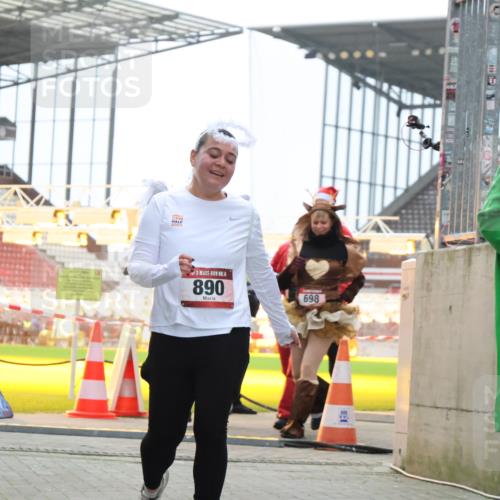 08.12.2024 - St. Pauli X-Mass-Run No. 14 H.Heesch http://msf.ph/oto/7493553 08.12.2024 10:06:54 Ziel 78, 529, 3257, 3259, 621, 698, 795, 885, 890, 1424, 1786, 2751 meine-sportfotos.de