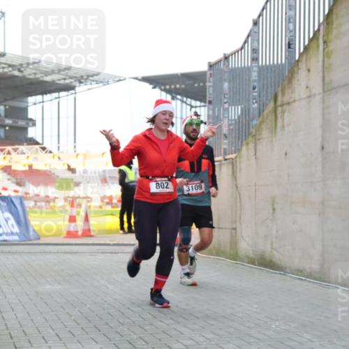 08.12.2024 - St. Pauli X-Mass-Run No. 14 H.Heesch http://msf.ph/oto/7493590 08.12.2024 09:58:42 Ziel 55, 880, 1075, 1080, 1396, 1397, 2872, 49, 802, 1864, 2428, 2984, 3109 meine-sportfotos.de