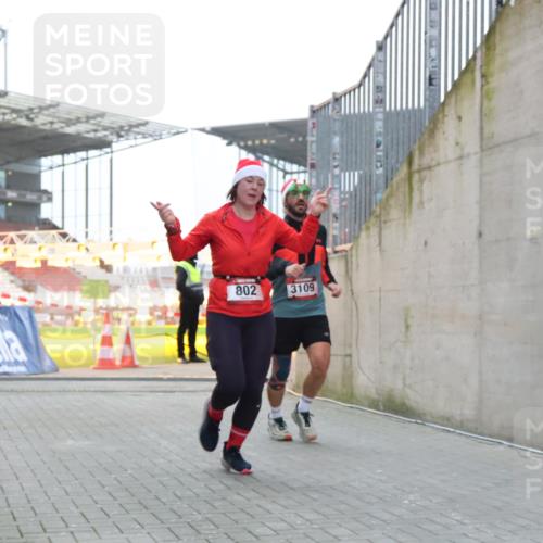 08.12.2024 - St. Pauli X-Mass-Run No. 14 H.Heesch http://msf.ph/oto/7493596 08.12.2024 09:58:42 Ziel 55, 880, 1075, 1080, 1396, 1397, 2872, 49, 802, 1864, 2428, 2984, 3109 meine-sportfotos.de