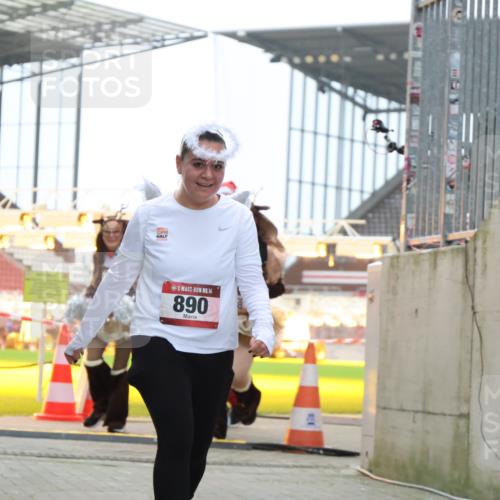 08.12.2024 - St. Pauli X-Mass-Run No. 14 H.Heesch http://msf.ph/oto/7493601 08.12.2024 10:06:55 Ziel 78, 529, 3257, 3259, 621, 698, 795, 885, 890, 1424, 1786, 2003, 2751 meine-sportfotos.de