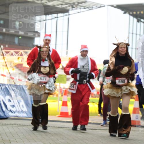 08.12.2024 - St. Pauli X-Mass-Run No. 14 H.Heesch http://msf.ph/oto/7493639 08.12.2024 10:06:56 Ziel 78, 529, 885, 3257, 3259, 621, 698, 795, 885, 890, 1424, 1786, 2003, 2751, 2755 meine-sportfotos.de