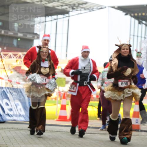 08.12.2024 - St. Pauli X-Mass-Run No. 14 H.Heesch http://msf.ph/oto/7493650 08.12.2024 10:06:56 Ziel 78, 529, 885, 3257, 3259, 621, 698, 795, 885, 890, 1424, 1786, 2003, 2751, 2755 meine-sportfotos.de