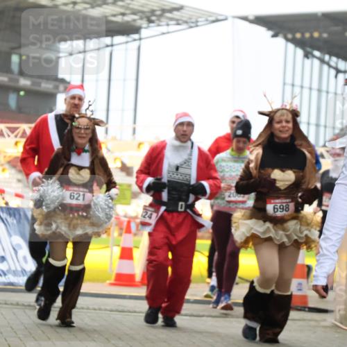 08.12.2024 - St. Pauli X-Mass-Run No. 14 H.Heesch http://msf.ph/oto/7493670 08.12.2024 10:06:57 Ziel 78, 529, 885, 3257, 3259, 621, 698, 795, 885, 890, 1424, 1786, 2003, 2751, 2755 meine-sportfotos.de