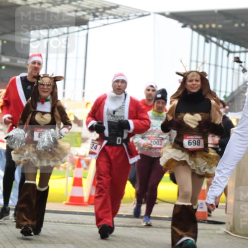 08.12.2024 - St. Pauli X-Mass-Run No. 14 H.Heesch http://msf.ph/oto/7493686 08.12.2024 10:06:57 Ziel 78, 529, 885, 3257, 3259, 621, 698, 795, 885, 890, 1424, 1786, 2003, 2751, 2755 meine-sportfotos.de