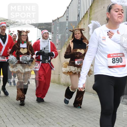 08.12.2024 - St. Pauli X-Mass-Run No. 14 H.Heesch http://msf.ph/oto/7493773 08.12.2024 10:06:59 Ziel 78, 529, 698, 885, 890, 3257, 3259, 621, 698, 795, 890, 1424, 1786, 2003, 2751, 2755, 3337 meine-sportfotos.de