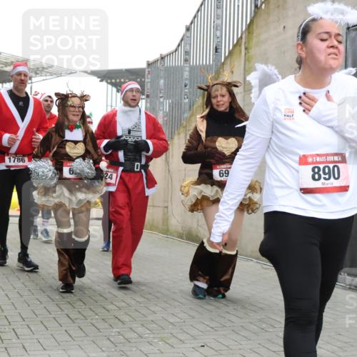 08.12.2024 - St. Pauli X-Mass-Run No. 14 H.Heesch http://msf.ph/oto/7493780 08.12.2024 10:06:59 Ziel 78, 529, 698, 885, 890, 3257, 3259, 621, 698, 795, 890, 1424, 1786, 2003, 2751, 2755, 3337 meine-sportfotos.de