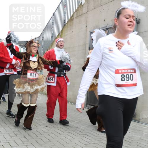 08.12.2024 - St. Pauli X-Mass-Run No. 14 H.Heesch http://msf.ph/oto/7493800 08.12.2024 10:07:00 Ziel 78, 529, 621, 698, 885, 890, 1424, 3257, 3259, 621, 698, 719, 795, 890, 1424, 1786, 2003, 2751, 2755, 3337 meine-sportfotos.de