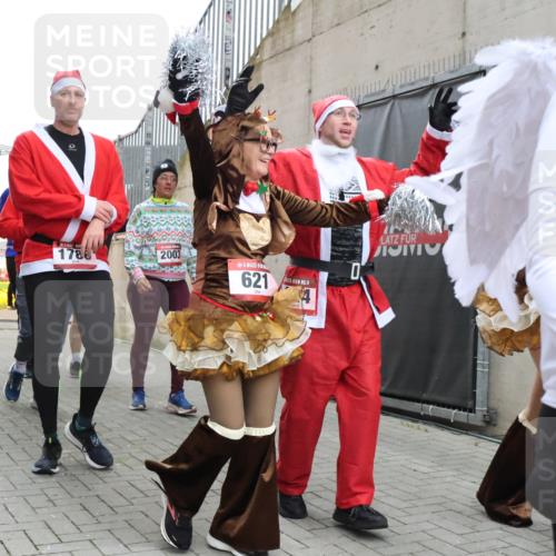 08.12.2024 - St. Pauli X-Mass-Run No. 14 H.Heesch http://msf.ph/oto/7493839 08.12.2024 10:07:01 Ziel 78, 529, 621, 698, 795, 885, 890, 1424, 3257, 3259, 621, 698, 719, 795, 1424, 1786, 2003, 2751, 2755, 3337 meine-sportfotos.de