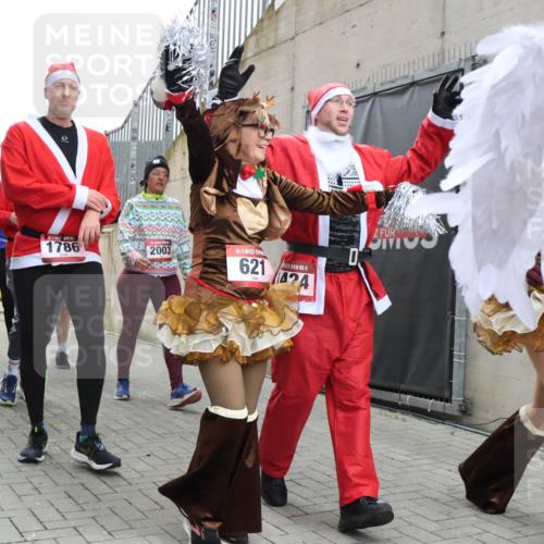 08.12.2024 - St. Pauli X-Mass-Run No. 14 H.Heesch http://msf.ph/oto/7493851 08.12.2024 10:07:01 Ziel 78, 529, 621, 698, 795, 885, 890, 1424, 3257, 3259, 621, 698, 719, 795, 1424, 1786, 2003, 2751, 2755, 3337 meine-sportfotos.de