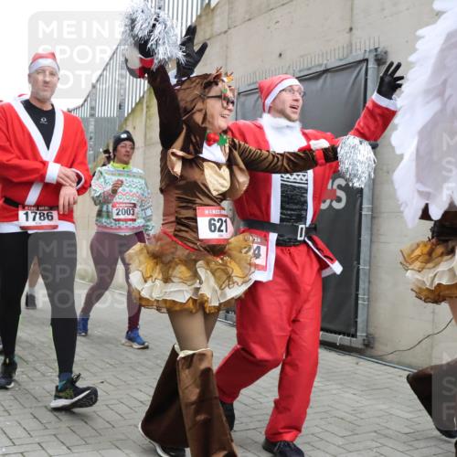 08.12.2024 - St. Pauli X-Mass-Run No. 14 H.Heesch http://msf.ph/oto/7493869 08.12.2024 10:07:01 Ziel 78, 529, 621, 698, 795, 885, 890, 1424, 3257, 3259, 621, 698, 719, 795, 1424, 1786, 2003, 2751, 2755, 3337 meine-sportfotos.de