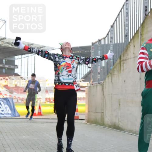 08.12.2024 - St. Pauli X-Mass-Run No. 14 H.Heesch http://msf.ph/oto/7493877 08.12.2024 09:58:48 Ziel 55, 802, 880, 1075, 1080, 2984, 3109, 49, 832, 1864, 2428 meine-sportfotos.de