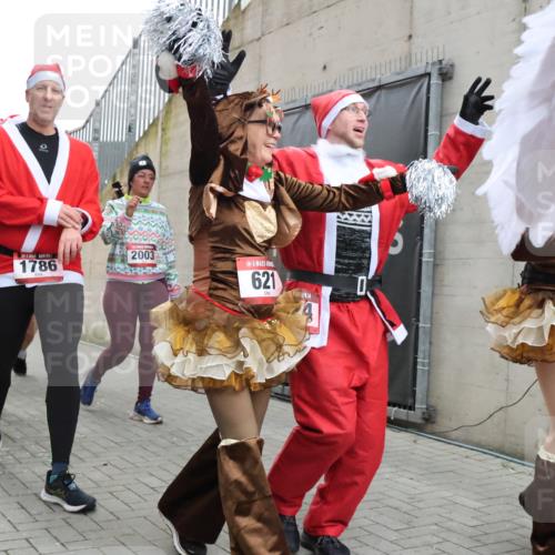 08.12.2024 - St. Pauli X-Mass-Run No. 14 H.Heesch http://msf.ph/oto/7493878 08.12.2024 10:07:01 Ziel 78, 529, 621, 698, 795, 885, 890, 1424, 3257, 3259, 621, 698, 719, 795, 1424, 1786, 2003, 2751, 2755, 3337 meine-sportfotos.de