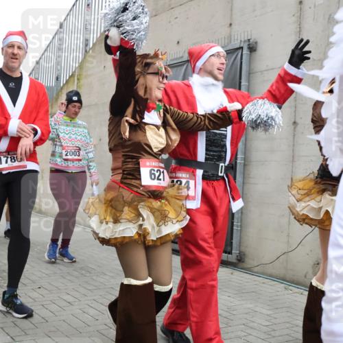 08.12.2024 - St. Pauli X-Mass-Run No. 14 H.Heesch http://msf.ph/oto/7493890 08.12.2024 10:07:01 Ziel 78, 529, 621, 698, 795, 885, 890, 1424, 3257, 3259, 621, 698, 719, 795, 1424, 1786, 2003, 2751, 2755, 3337 meine-sportfotos.de