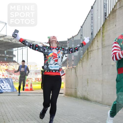 08.12.2024 - St. Pauli X-Mass-Run No. 14 H.Heesch http://msf.ph/oto/7493898 08.12.2024 09:58:48 Ziel 55, 802, 880, 1075, 1080, 2984, 3109, 49, 832, 1864, 2428 meine-sportfotos.de